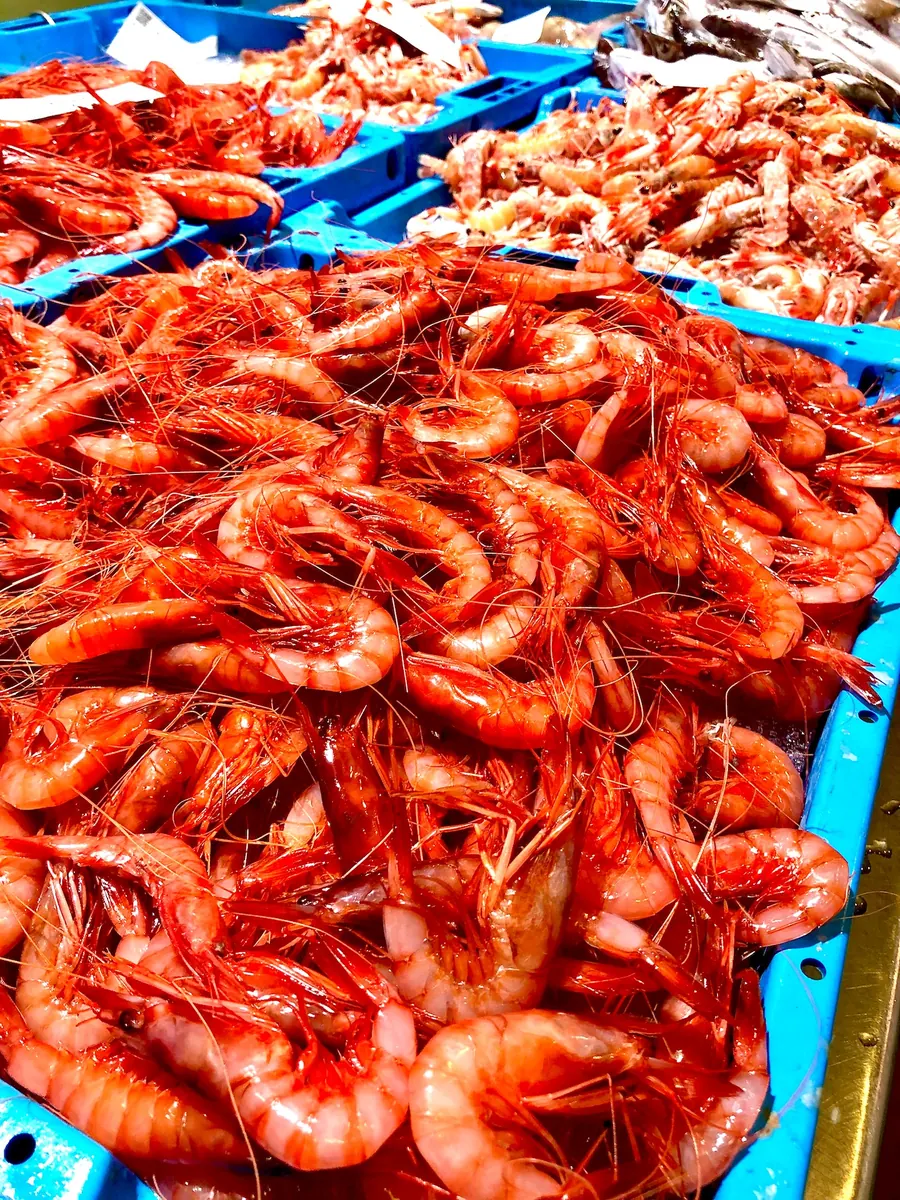 Gambes de Palamós vermelles en una caixa del taulell