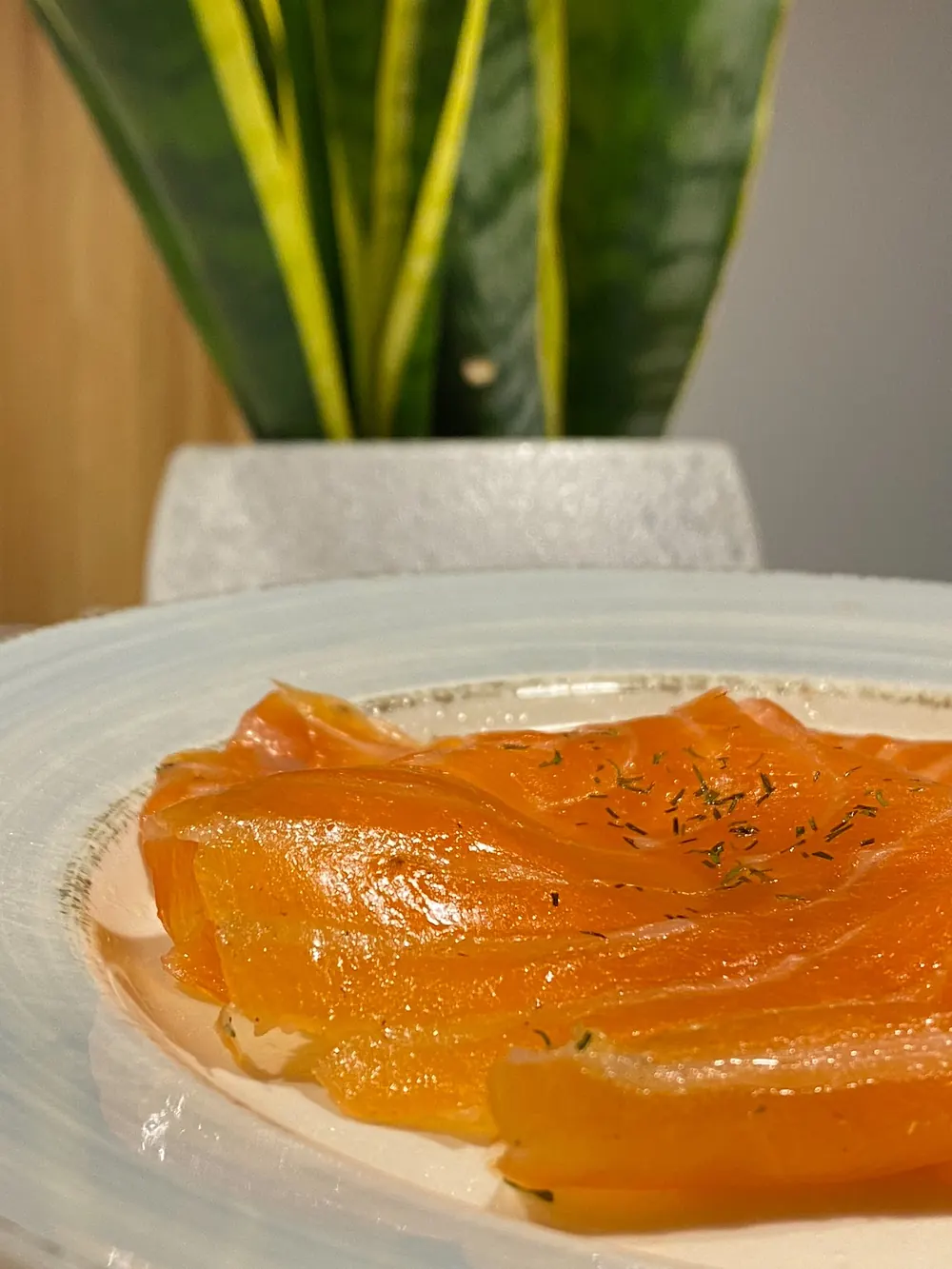 Ous de peix tallats fins amb l'etiqueta de Peixos Pilar al costat